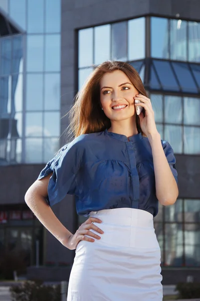 Retrato de una linda mujer de negocios sobre el centro de negocios en la espalda — Foto de Stock