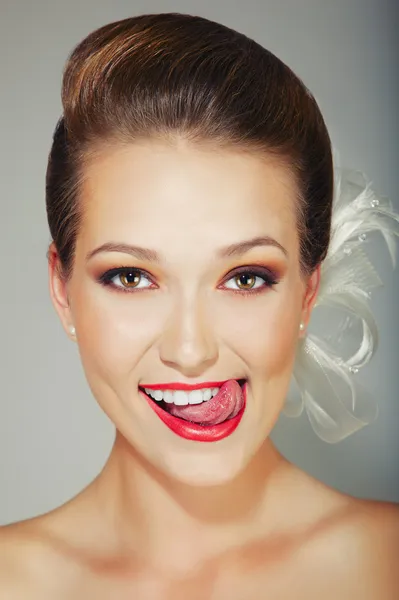 Sexy giovane donna leccare le labbra su sfondo bianco — Foto Stock