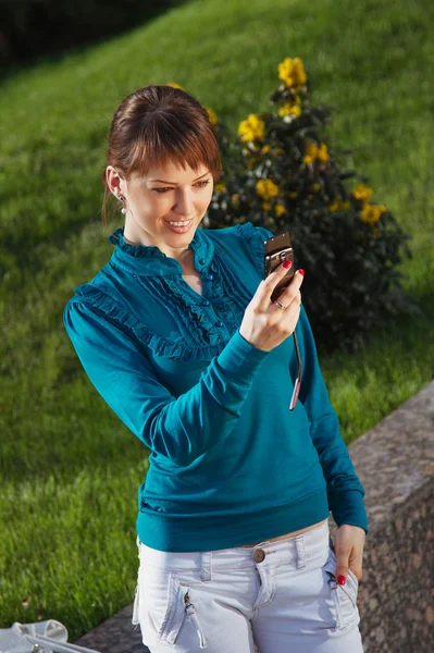 Mujer posando para una fotografía tomada de su celular —  Fotos de Stock