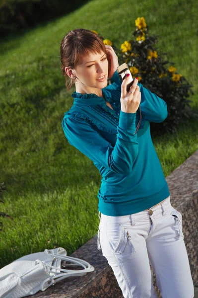 Woman posing for a photograph taken from his cell phone — Stock Photo, Image