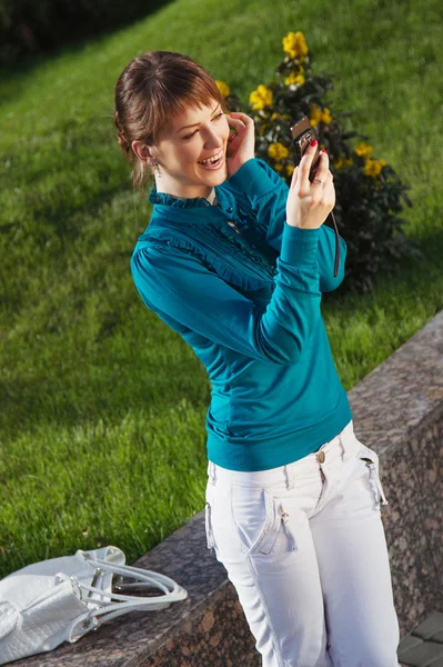 Žena pózuje pro fotografie pořízené ze svého mobilního telefonu — Stock fotografie