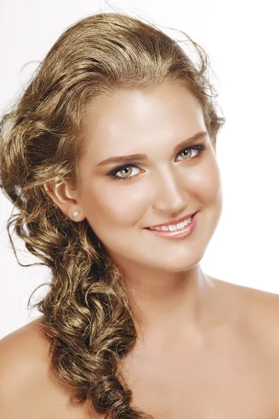 Porträtt av vackra gyllene hår kvinna på vit bakgrund. Mak — Stockfoto