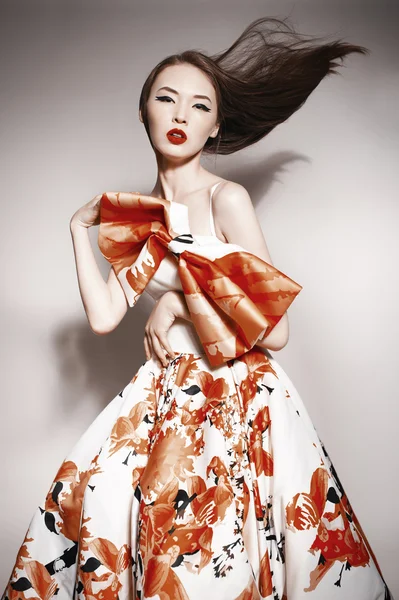 Jovem bela morena asiática em vestido lindo Kravets, tiro de movimento — Fotografia de Stock