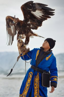 kuş avcısı altın kartal (aquila chrysaetos) ile. Kazakistan.