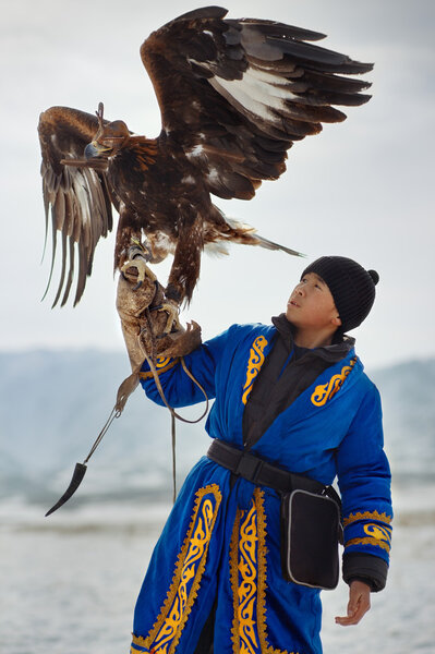 Охотник на птиц с золотым орлом (Aquila chrysaetos). Казахстан
.