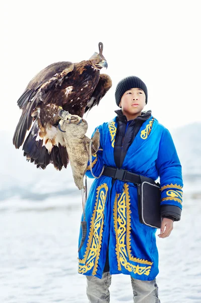 NURA, KAZAKHSTAN - FEBRUARY 23: Eagle on kid's hand in Nura near — Stock Photo, Image