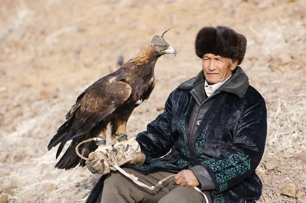 NURA, KAZAKHSTAN - 23 DE FEBRERO: Águila en la mano del hombre en Nura cerca —  Fotos de Stock