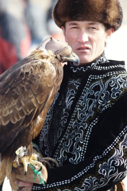 Nura, Kazakistan - 23 Şubat: adamın yandan nura de kartal