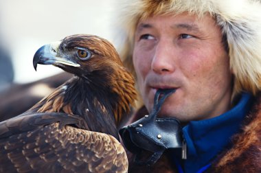 kuş avcısı altın kartal (aquila chrysaetos) ile. Kazakistan.