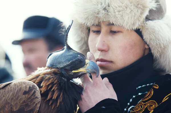 NURA, KAZAKHSTAN - FEVEREIRO 23: Águia na mão do homem em Nura perto — Fotografia de Stock
