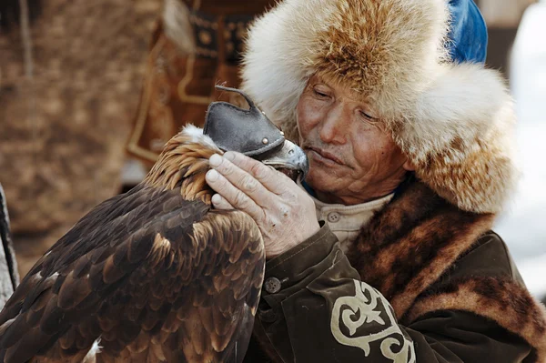 NURA, KAZAKHSTAN - 23 FÉVRIER : Aigle sur la main de l'homme à Nura près de — Photo