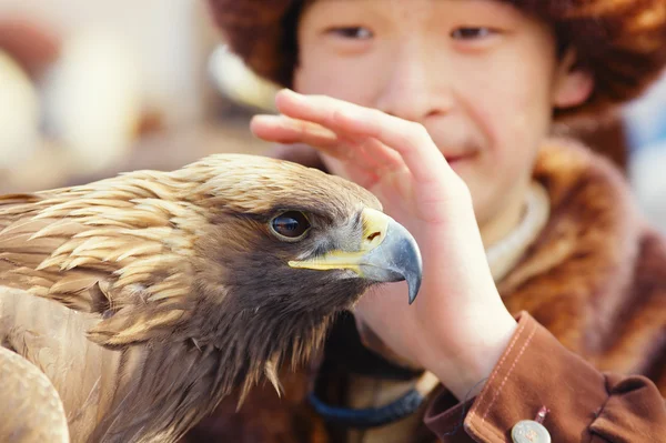 NURA, KAZAKHSTAN - FEBRUARY 23: Eagle on man's hand in Nura near — Stock Photo, Image