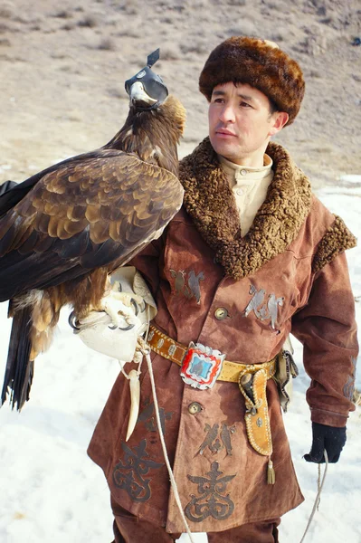 NURA, KAZAKHSTAN - FEBRUARY 23: Eagle on man's hand in Nura near — Stock Photo, Image