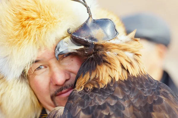 NURA, KAZAKHSTAN - 23 DE FEBRERO: Águila en la mano del hombre en Nura cerca —  Fotos de Stock