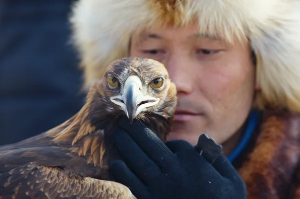 Nura, Kazachstan - 23 lutego: orzeł na dłoni człowieka w nura w pobliżu — Zdjęcie stockowe