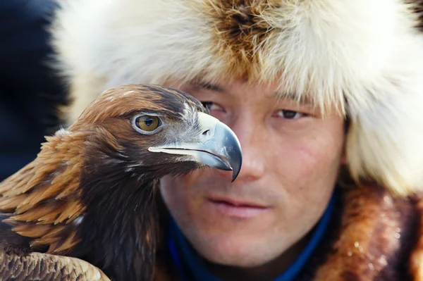 NURA, KAZAKHSTAN - 23 DE FEBRERO: Águila en la mano del hombre en Nura cerca — Foto de Stock