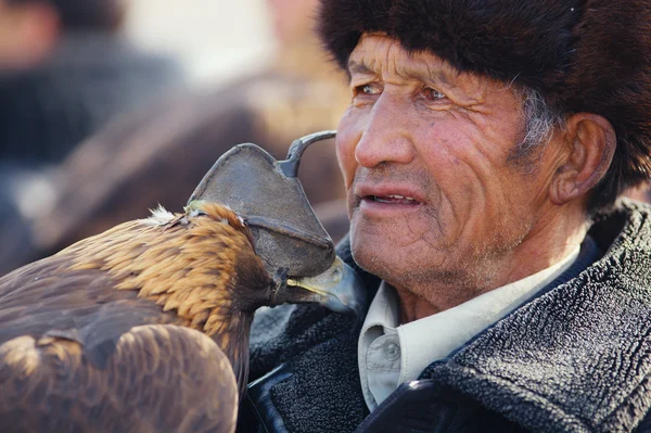 Nura, Kazakstan - februari 23: örnen på mannens hand i nura nära — Stockfoto