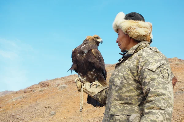 Nura, Kazachstan - 23 lutego: orzeł na dłoni człowieka w nura w pobliżu — Zdjęcie stockowe