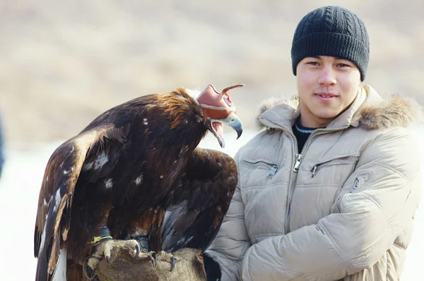 NURA, KAZAKHSTAN - 23 DE FEBRERO: Águila en la mano del hombre en Nura cerca —  Fotos de Stock