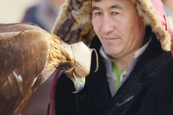 NURA, KAZAKHSTAN - 23 DE FEBRERO: Águila en la mano del hombre en Nura cerca —  Fotos de Stock