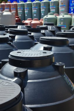 büyük plastik konteyner depo. birikimi, depolama için kullanılan