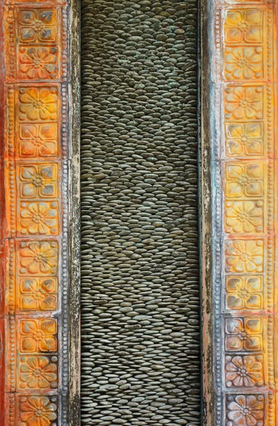 Фасад старого буддийского храма с каменной мозаикой — стоковое фото
