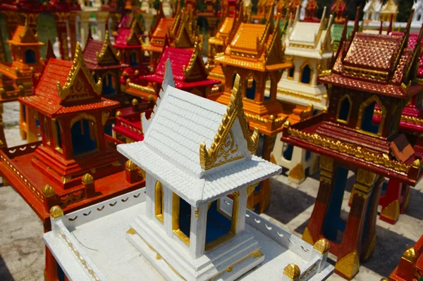 Thailand, miniatuur tempels worden overgelaten in deze heilige plaats door tha — Stockfoto