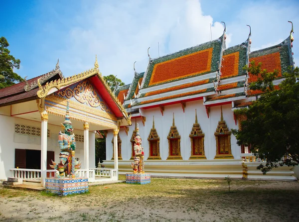 Rode pagode. tempel in koh samui thailand — Stockfoto