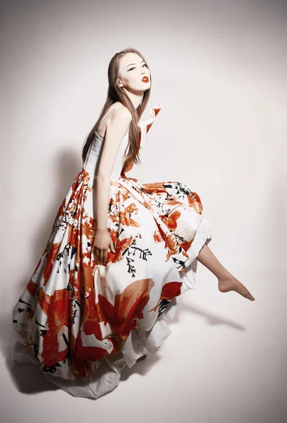Молодая красивая азиатская брюнетка в великолепном платье Кравец, кадр движения — стоковое фото
