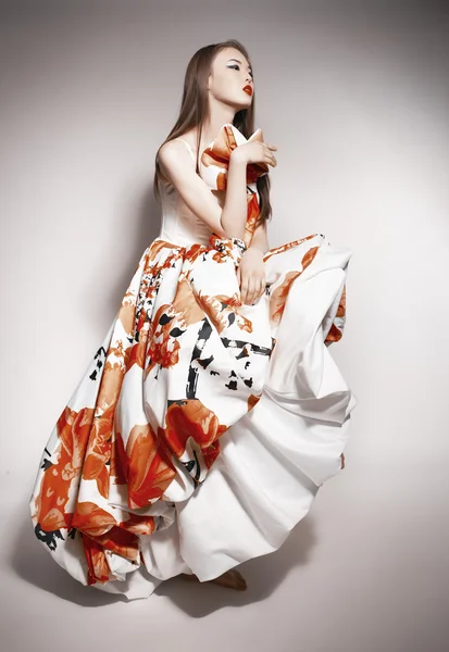 Молодая красивая азиатская брюнетка в великолепном платье Кравец — стоковое фото