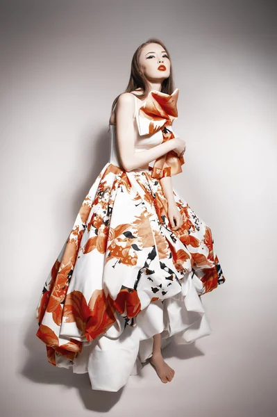 Junge schöne asiatische Brünette in wunderschönen Kravets Kleid, posiert — Stockfoto
