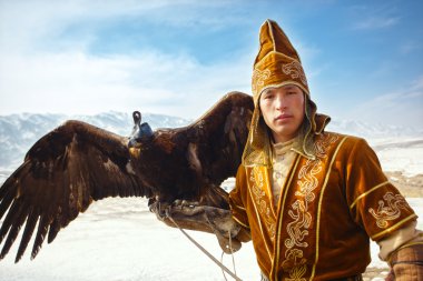 Nura, Kazakistan - 23 Şubat: adamın yandan nura de kartal