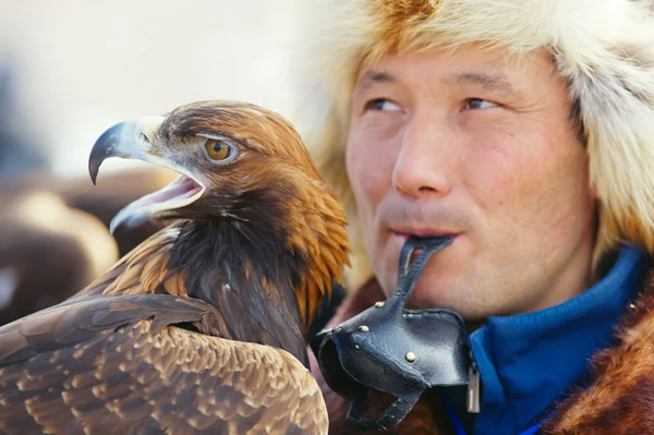 NURA, KAZAKHSTAN - 23 DE FEBRERO: Águila en la mano del hombre en Nura — Foto de Stock