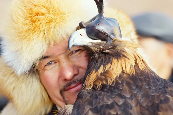 NURA, KAZAKHSTAN - FEBRUARY 23: Eagle on man's hand in Nura — Stock Photo, Image