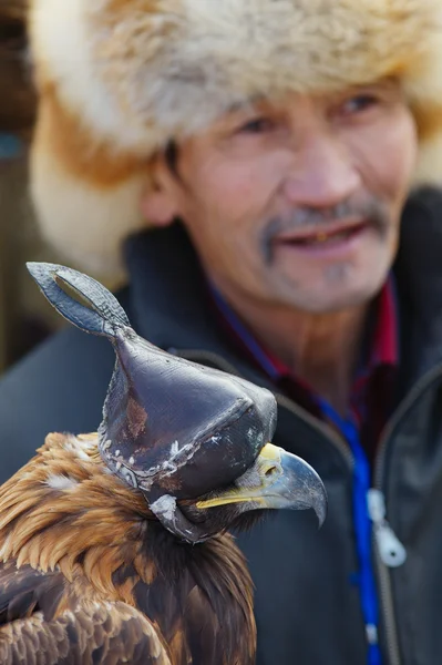 Nura, Kazakstan - februari 23: örnen på mannens hand i nura — Stockfoto