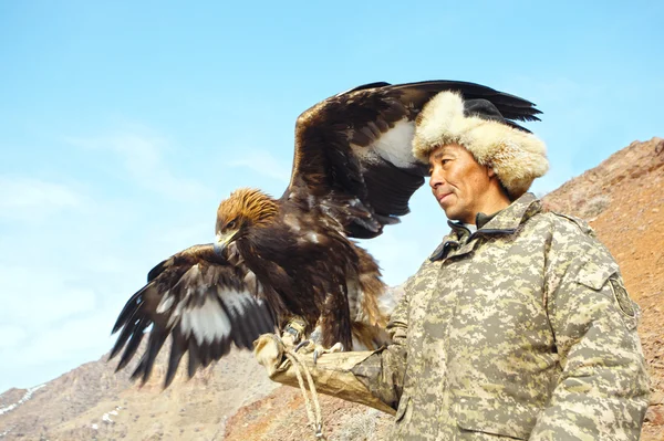 NURA, KAZAKHSTAN - FEVEREIRO 23: Águia na mão do homem em Nura — Fotografia de Stock