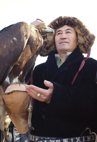 NURA, KAZAKHSTAN - FEBRUARY 23: Eagle on praying man's hand — Stock Photo, Image