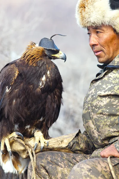 NURA, KAZAKHSTAN - FEBRUARY 23: Eagle on man's hand in Nura near — Stock Photo, Image