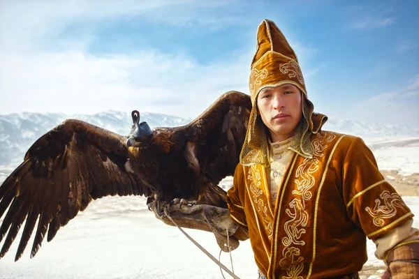 Nura, Kazakistan - 23 Şubat: adamın yandan nura de kartal