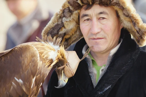 НУРА, КАЗАХСТАН - 23 ФЕВРАЛЯ: Орёл на человеческой руке в Нуре — стоковое фото