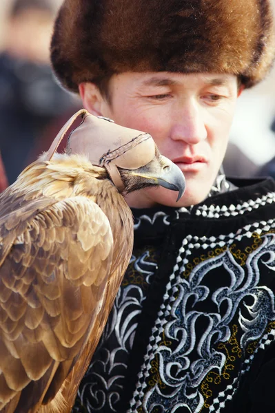 НУРА, КАЗАХСТАН - 23 ФЕВРАЛЯ: Орёл на человеческой руке в Нуре — стоковое фото