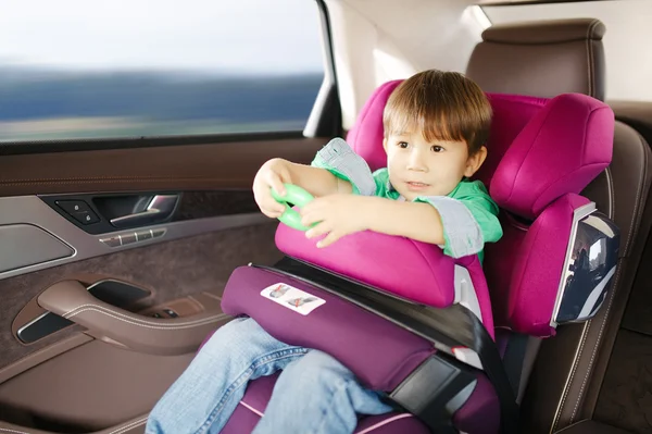 Luxo assento de carro de bebê para segurança com criança feliz — Fotografia de Stock