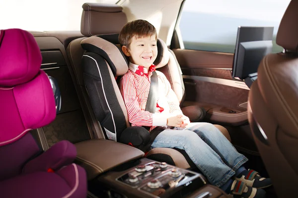 Luxo assento de carro de bebê para segurança com criança feliz — Fotografia de Stock