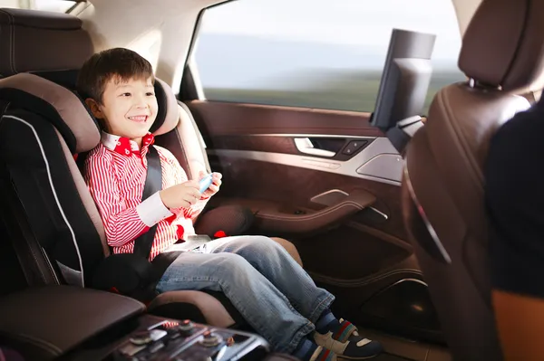 Детское автокресло класса люкс для безопасности со счастливым ребенком — стоковое фото