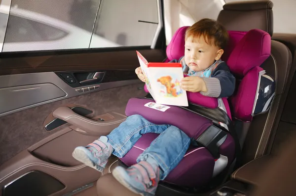 Luxo assento de carro de bebê para segurança com criança feliz — Fotografia de Stock