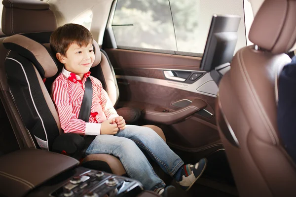 Seggiolino auto di lusso per la sicurezza con bambino felice — Foto Stock