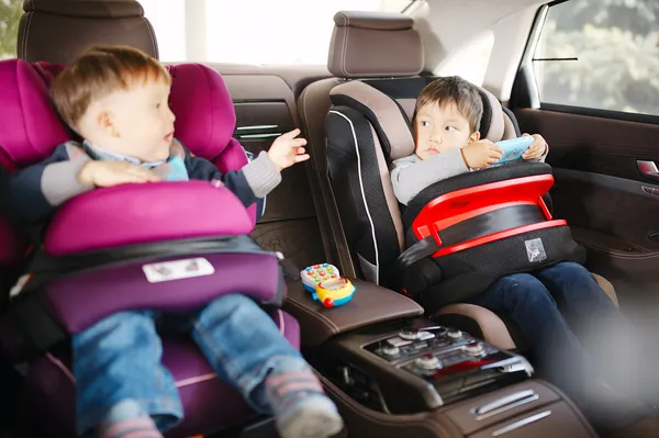 Luxo assento de carro de bebê para segurança com crianças felizes — Fotografia de Stock