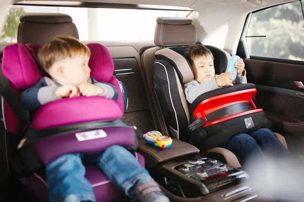 Seggiolino auto di lusso per la sicurezza con bambini felici — Foto Stock