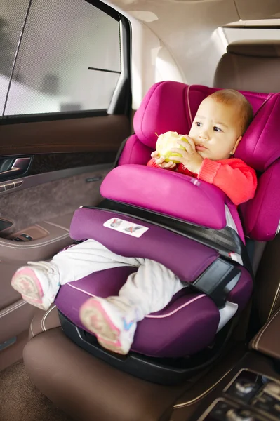 Asiento de coche de lujo para seguridad con niño feliz — Foto de Stock