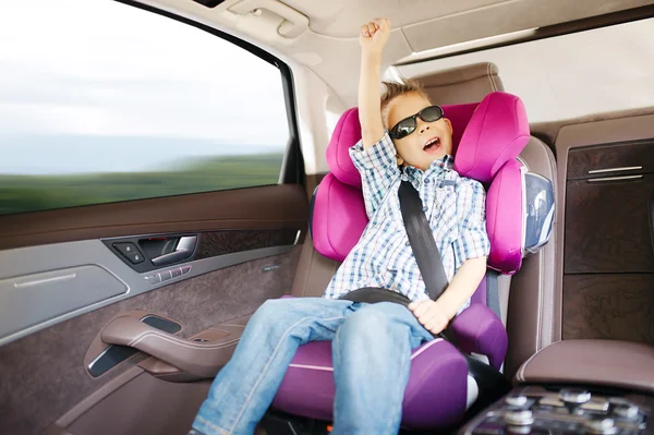 幸せな子供の安全のための高級ベビーカー シート — ストック写真